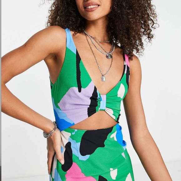 Stunning cut out dress with knot front and leg slit in bright abstract print - Picture 4 of 8